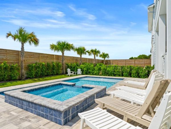 Luxurious Beach Home 6-Bedroom - Your Tropical Escape Awaits
