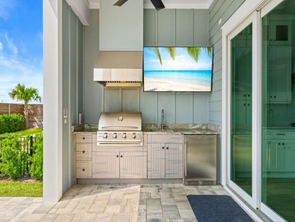Luxurious Beach Home 6-Bedroom - Your Tropical Escape Awaits