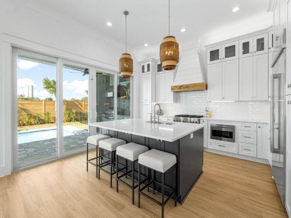 Luxurious Beach Home 6-Bedroom - Your Tropical Escape Awaits