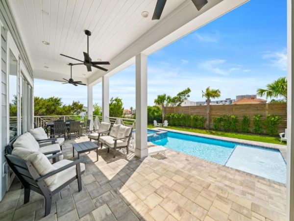 Luxurious Beach Home 6-Bedroom - Your Tropical Escape Awaits