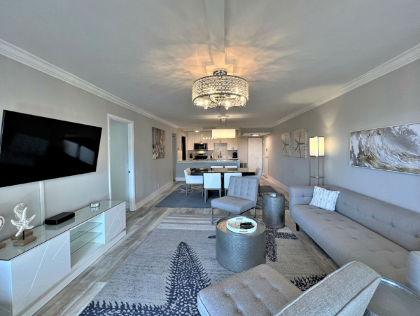 Ultimate Sanctuary on Siesta Key with 3 Bedrooms and Extra Den