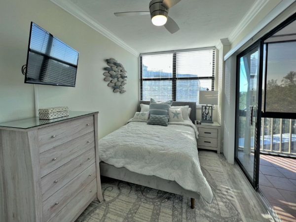 Ultimate Sanctuary on Siesta Key with 3 Bedrooms and Extra Den