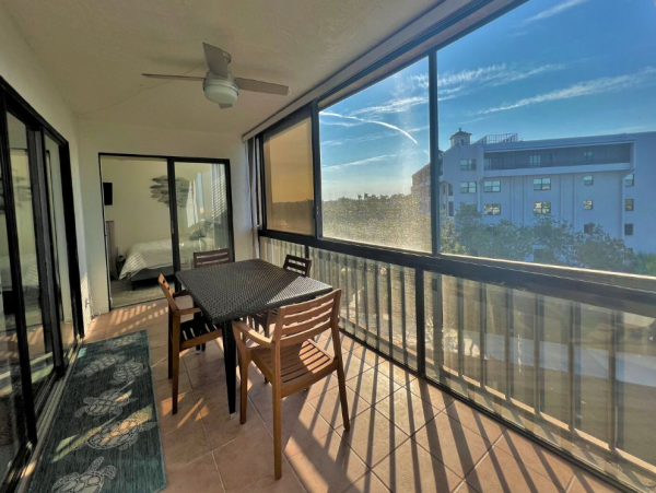 Ultimate Sanctuary on Siesta Key with 3 Bedrooms and Extra Den