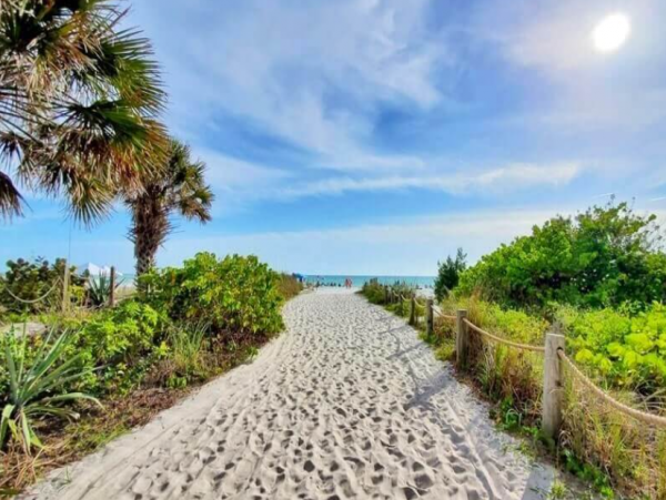 Ultimate Sanctuary on Siesta Key with 3 Bedrooms and Extra Den