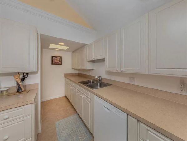 Charming Two Bedroom Vacation Home in Venice Close to Beach