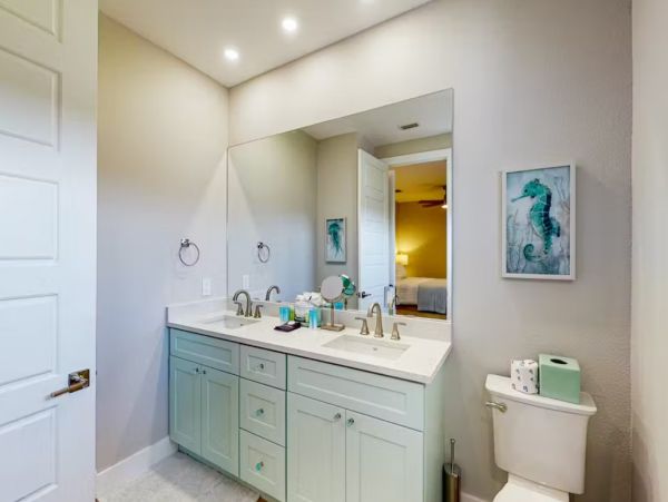 Four Bedroom Riverfront Vacation Pool Home in Bradenton