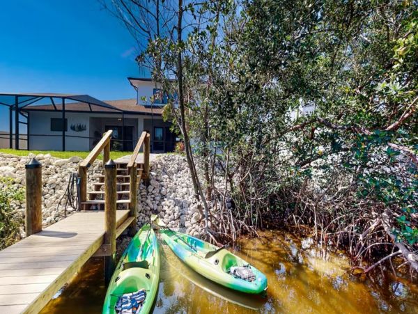 Four Bedroom Riverfront Vacation Pool Home in Bradenton