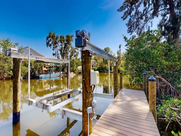 Four Bedroom Riverfront Vacation Pool Home in Bradenton