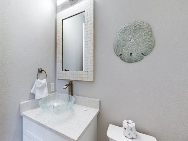 Four Bedroom Riverfront Vacation Pool Home in Bradenton