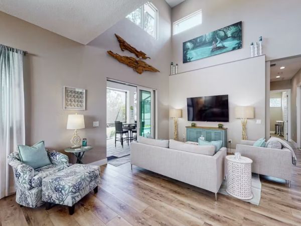 Four Bedroom Riverfront Vacation Pool Home in Bradenton