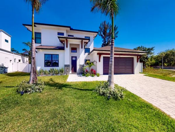 Four Bedroom Riverfront Vacation Pool Home in Bradenton