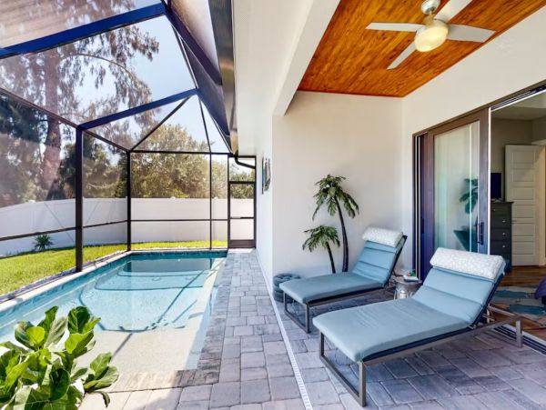 Four Bedroom Riverfront Vacation Pool Home in Bradenton