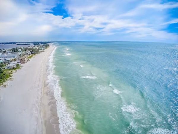 Beach Beauty Townhouse Just Steps from the Sandy Beach