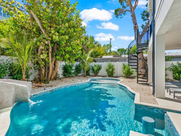 Lido Key Vacation Home Eight Bedroom Walk to Beach