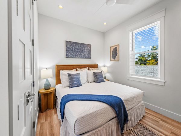 Lido Key Vacation Home Eight Bedroom Walk to Beach