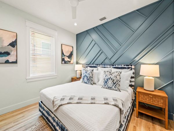 Lido Key Vacation Home Eight Bedroom Walk to Beach