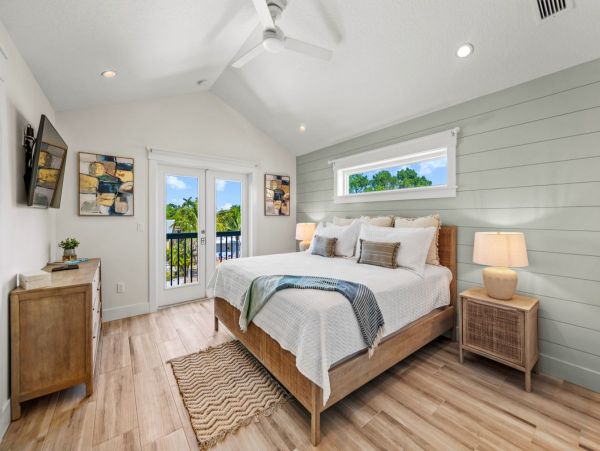 Lido Key Vacation Home Eight Bedroom Walk to Beach