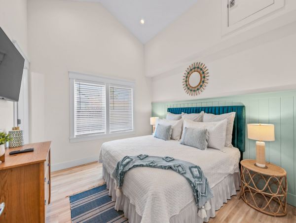 Lido Key Vacation Home Eight Bedroom Walk to Beach