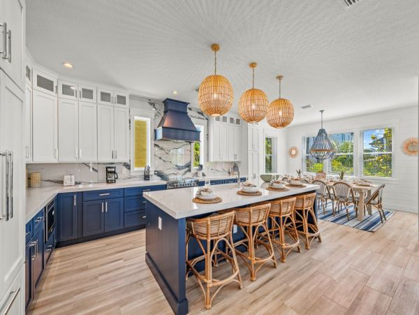 Lido Key Vacation Home Eight Bedroom Walk to Beach
