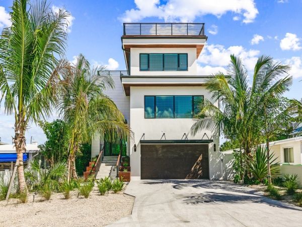 Lido Key Vacation Home Eight Bedroom Walk to Beach
