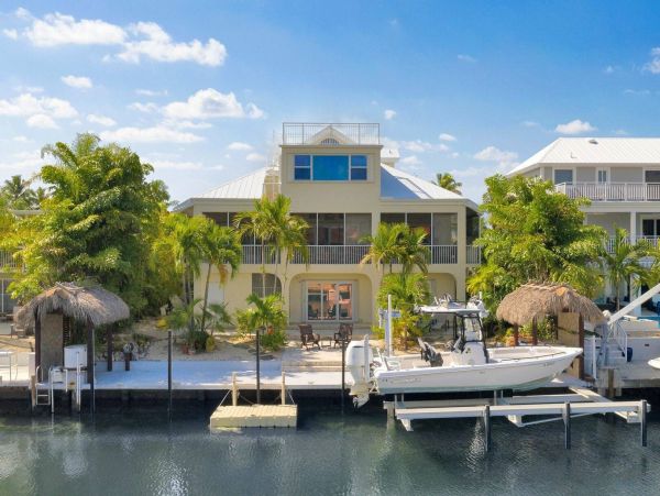Canalfront 4 Bedroom Vacation Home in Islamorada with Boat Dock