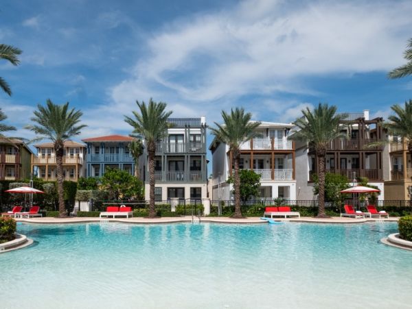 Luxury Marathon Vacation Home with Communal Pool