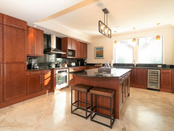 Luxury Marathon Vacation Home with Communal Pool