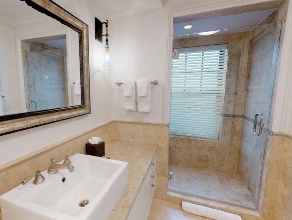 Luxury Marathon Vacation Home with Communal Pool