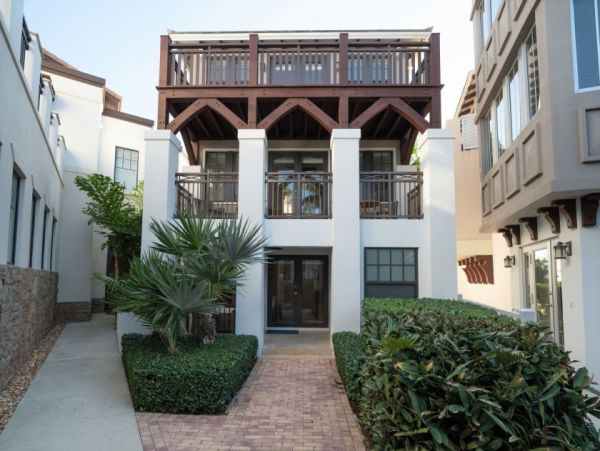 Luxury Marathon Vacation Home with Communal Pool