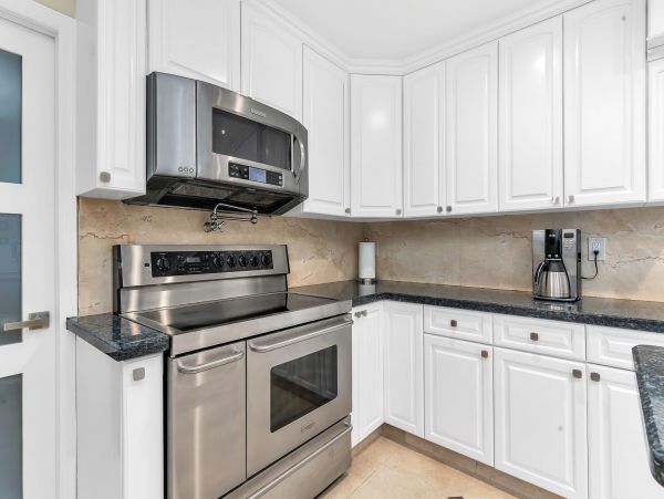 Canalfront Luxury Vacation Home in Lighthouse Point with Pool
