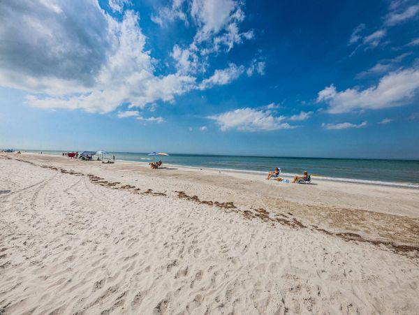 Indian Rocks Vacation Condo Two Bedroom Walk to Beach