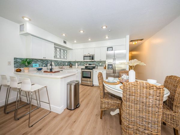 Indian Rocks Vacation Condo Two Bedroom Walk to Beach