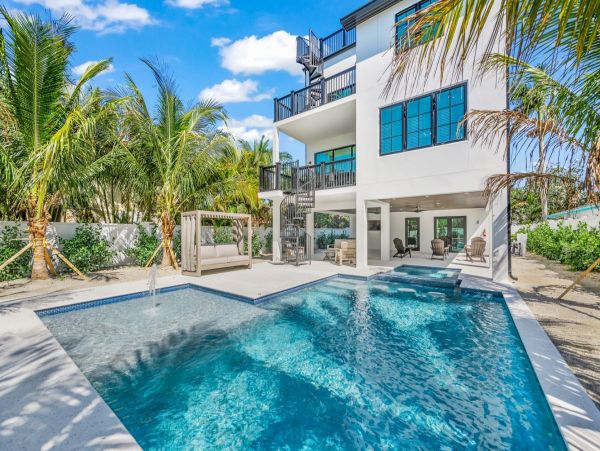 Lido Key Vacation Rental | 8-Bedroom Luxury Home Near St. Armands Circle