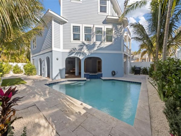 Holmes Beach Vacation Home Four Bedroom Walk to beach