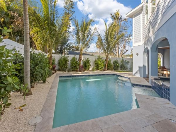 Holmes Beach Vacation Home Four Bedroom Walk to beach
