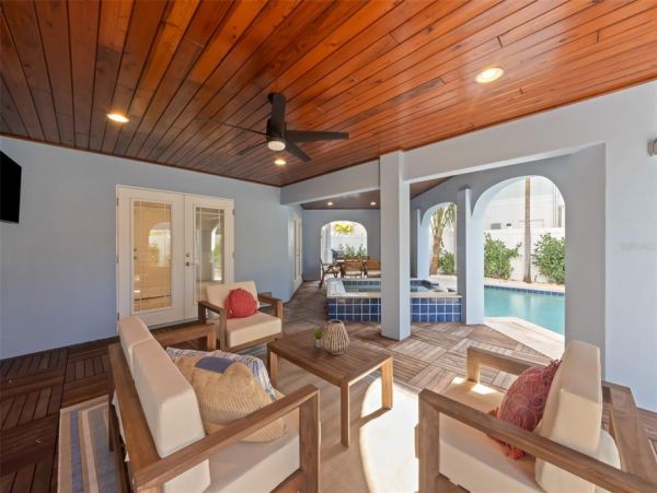 Holmes Beach Vacation Home Four Bedroom Walk to beach