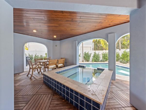 Holmes Beach Vacation Home Four Bedroom Walk to beach