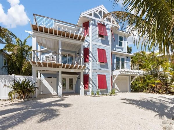 Holmes Beach Vacation Home Four Bedroom Walk to beach