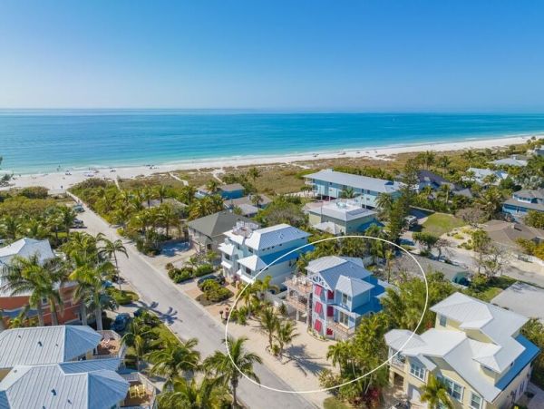 Holmes Beach Vacation Home Four Bedroom Walk to beach