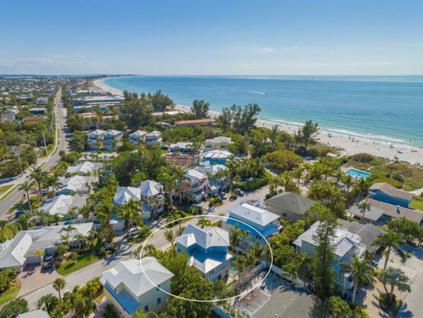 Holmes Beach Vacation Home Four Bedroom Walk to beach