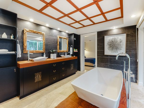 Naples Modern Vacation Villa with Spa and Close to Beach