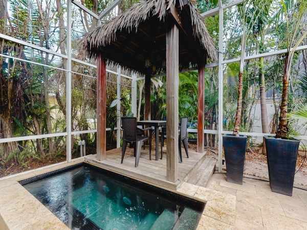 Naples Modern Vacation Villa with Spa and Close to Beach
