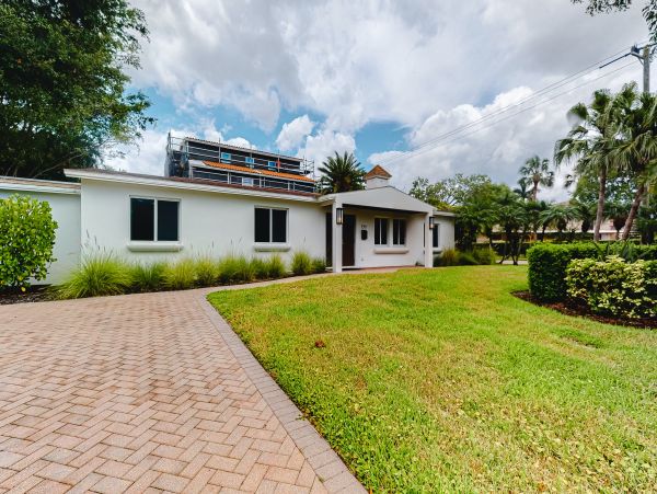 Naples Modern Vacation Villa with Spa and Close to Beach