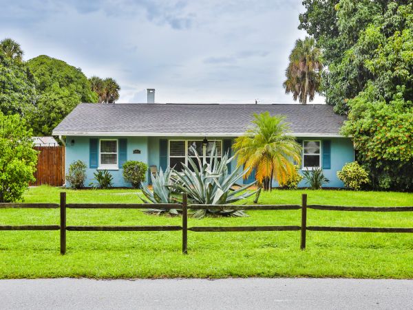 Lakefront 4 Bedroom Vacation Rental in Bradenton
