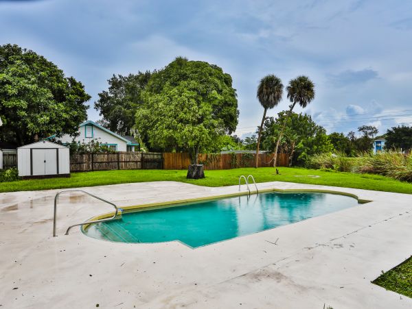 Lakefront 4 Bedroom Vacation Rental in Bradenton