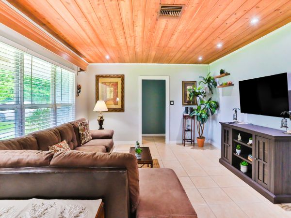 Lakefront 4 Bedroom Vacation Rental in Bradenton