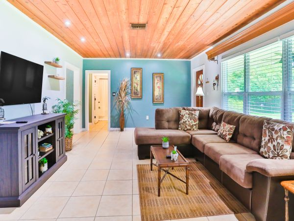Lakefront 4 Bedroom Vacation Rental in Bradenton