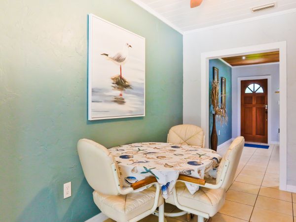 Lakefront 4 Bedroom Vacation Rental in Bradenton