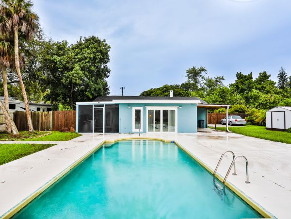 Lakefront 4 Bedroom Vacation Rental in Bradenton