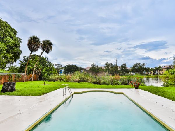Lakefront 4 Bedroom Vacation Rental in Bradenton